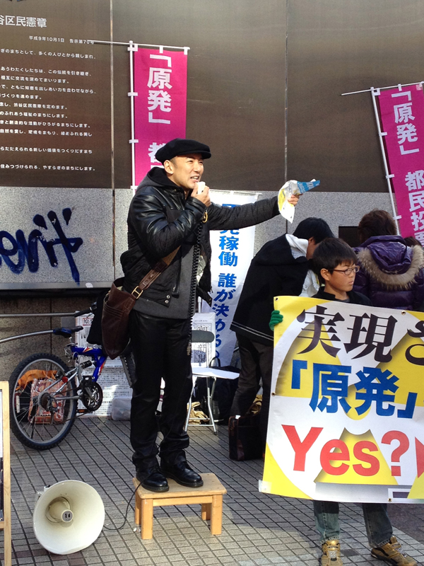 渋谷駅で「脱原発！」を訴える山本太郎さん